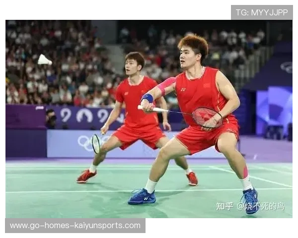 福建女子打羽毛球时球被鸟叼走 令人捧腹空中杀出程咬金妙趣横生 福建女子打羽毛球时球被鸟叼走 令人捧腹空中杀出程咬金妙趣横生