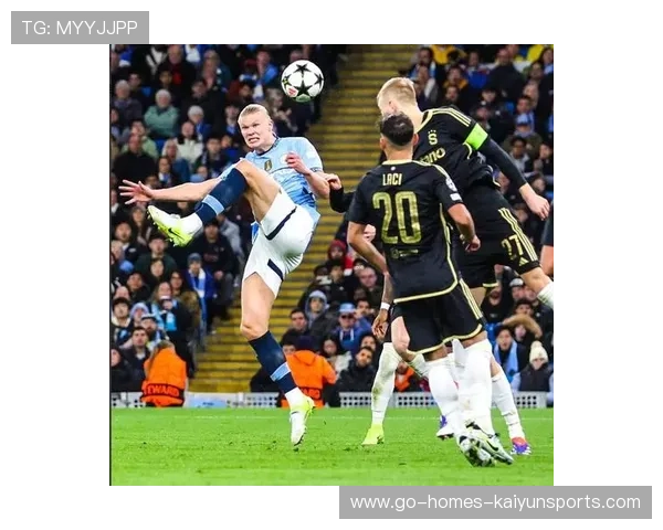 曼城门前抢点哈兰德二次补射完成帽子戏法 曼城门前抢点哈兰德二次补射完成帽子戏法